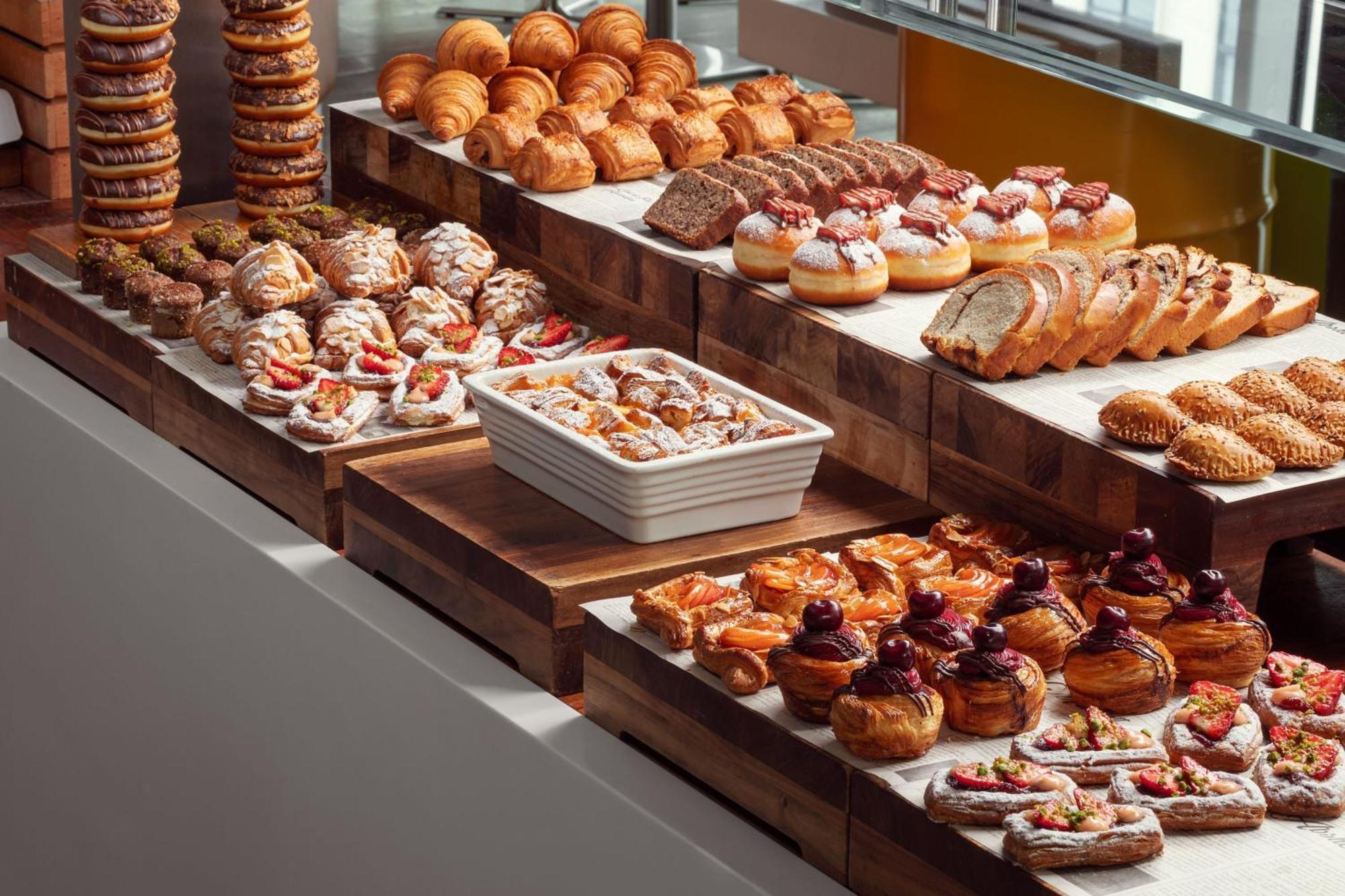 Jw Marriott Absheron Baku Hotel Exterior photo A pastry display
